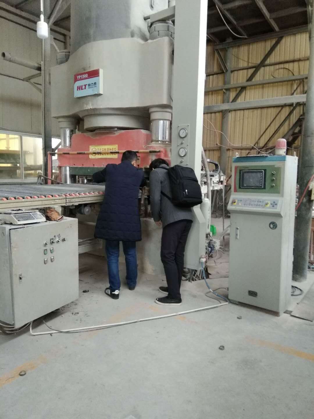 2019年元月韩国欧巴朴先生与中国帅哥范总在众光瓷业耐酸砖生产厂家进行亲切交谈（上）
